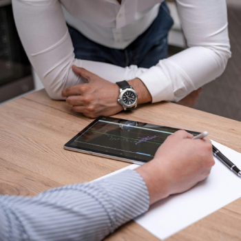 Discussion autour d'une tablette

